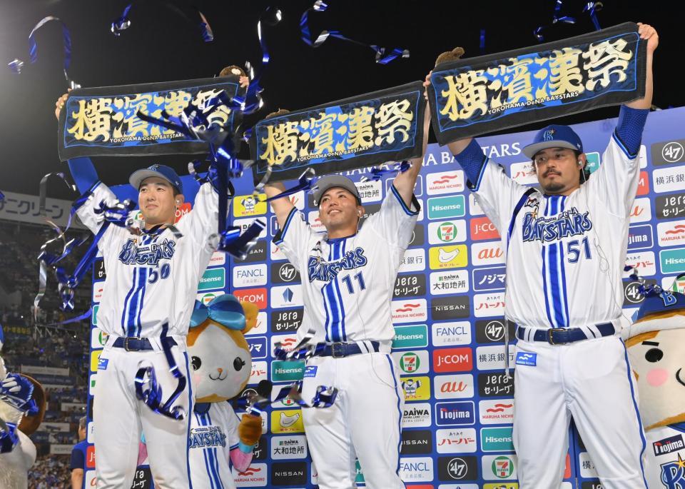 お立ち台でポーズを決める（左から）山本、東、宮崎（撮影・西岡正）