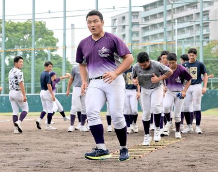 　アジリティーの練習をする佐々木麟（前方）ら花巻東の選手ら