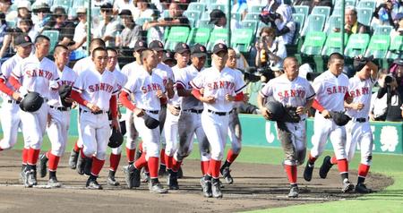 　神村学園に敗れたおかやま山陽ナインはスタンドへあいさつに向かう（撮影・中田匡峻）