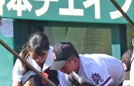 【写真】おかやま山陽の女子マネが甲子園の土集め　ペットボトルへ懸命に最後まで　さわやかな戦いぶりに球場全体が拍手