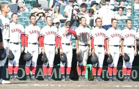 　試合に敗れ、落胆するおかやま山陽ナイン（撮影・石井剣太郎）