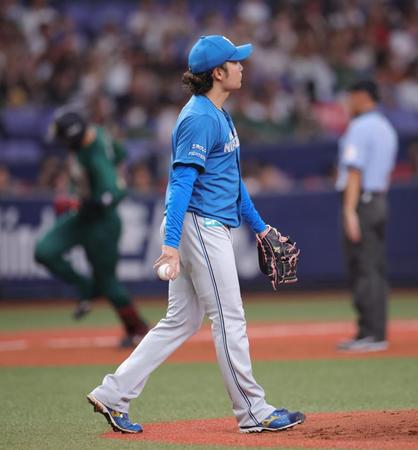 　３回、紅林（左）に本塁打を許し、がっくりの伊藤（撮影・坂部計介）