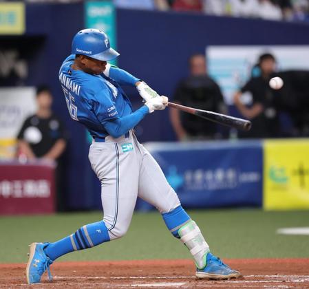 　８回、万波は右翼線にタイムリーを放つ（撮影・坂部計介）