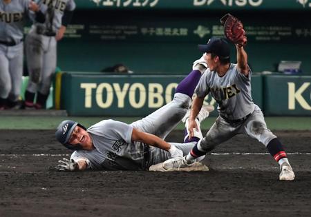 　９回、最後の打者になった花巻東・佐々木麟太郎（左）＝撮影・中田匡峻