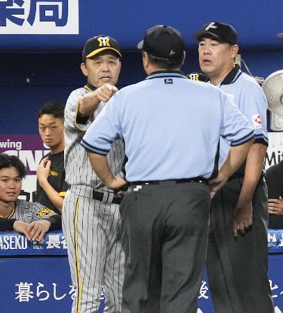 　判定がリプレー検証でアウトに覆り、抗議する阪神の岡田監督（左）＝１９日、横浜