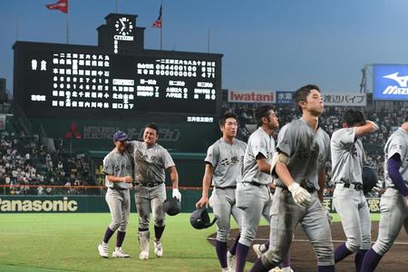 【写真】４年ぶり甲子園の土集めにもドラマ　花巻東は監督も知らない「伝統」で持ち帰らず　女子マネはペットボトルに