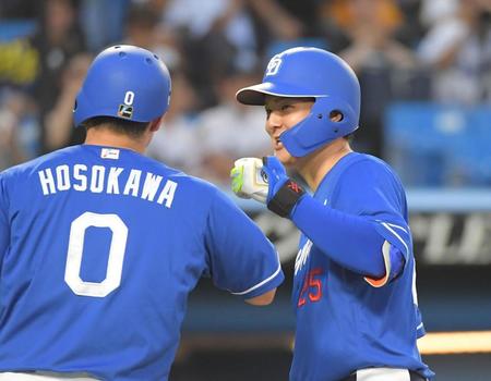 　１回、石川昂（右）は左中間に１２号先制２ランを放ち、細川に迎えられる（撮影・佐藤厚）