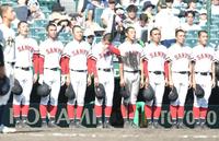 　試合に敗れ、落胆するおかやま山陽ナイン（撮影・石井剣太郎）