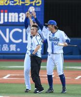 　試合前にパフォーマンスを披露する柳沢慎吾（撮影・堀内翔）