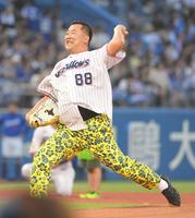 　元甲子園球児の片鱗を見せたとにかく明るい安村（撮影・佐藤厚）