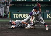 　９回、最後の打者になった花巻東・佐々木麟太郎（左）＝撮影・中田匡峻