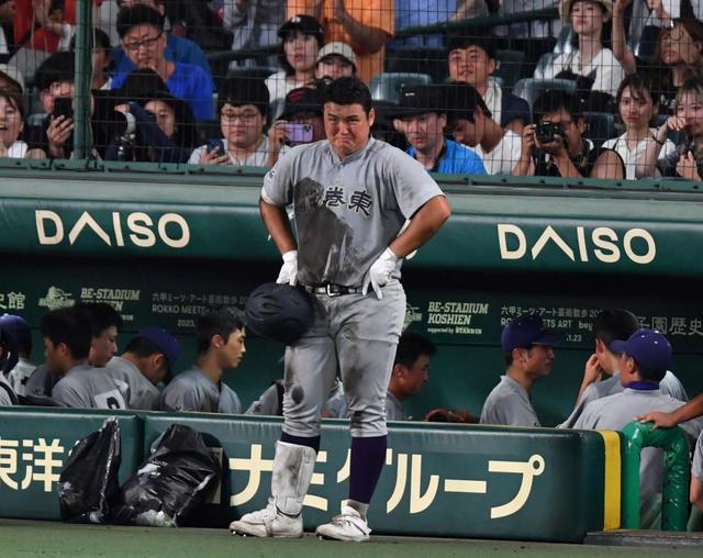 【写真】あふれだした涙が止まらない　仙台育英・久慈と抱き合う佐々木麟太郎