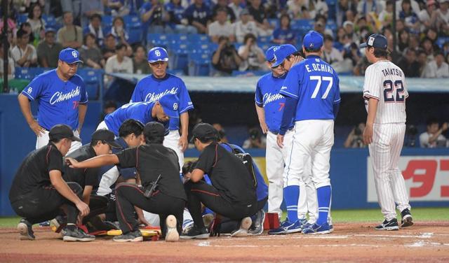 【写真】神宮が騒然　衝撃でズレる石川昂のヘルメット　大きく跳ねるボール