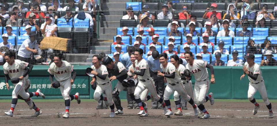 　ベスト４進出を決め、駆け出す土浦日大ナイン（撮影・北村雅宏）