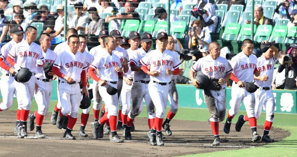 　神村学園に敗れたおかやま山陽ナインはスタンドへあいさつに向かう（撮影・中田匡峻）