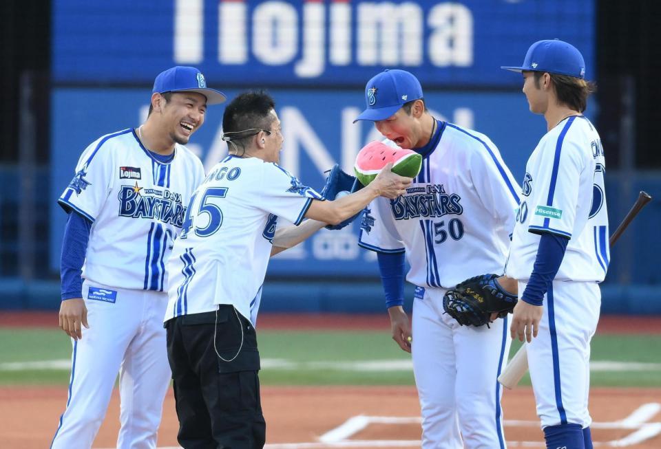 　試合前にパフォーマンスを披露する柳沢慎吾（撮影・堀内翔）