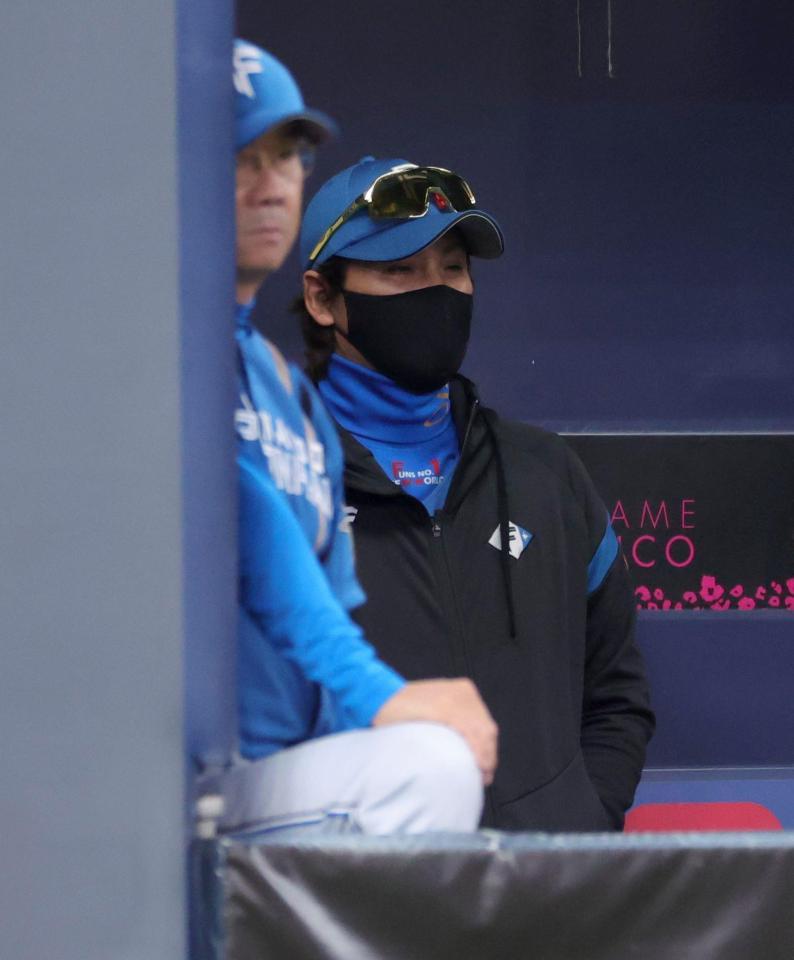 　ベンチで戦況を見つめる新庄監督（撮影・坂部計介）