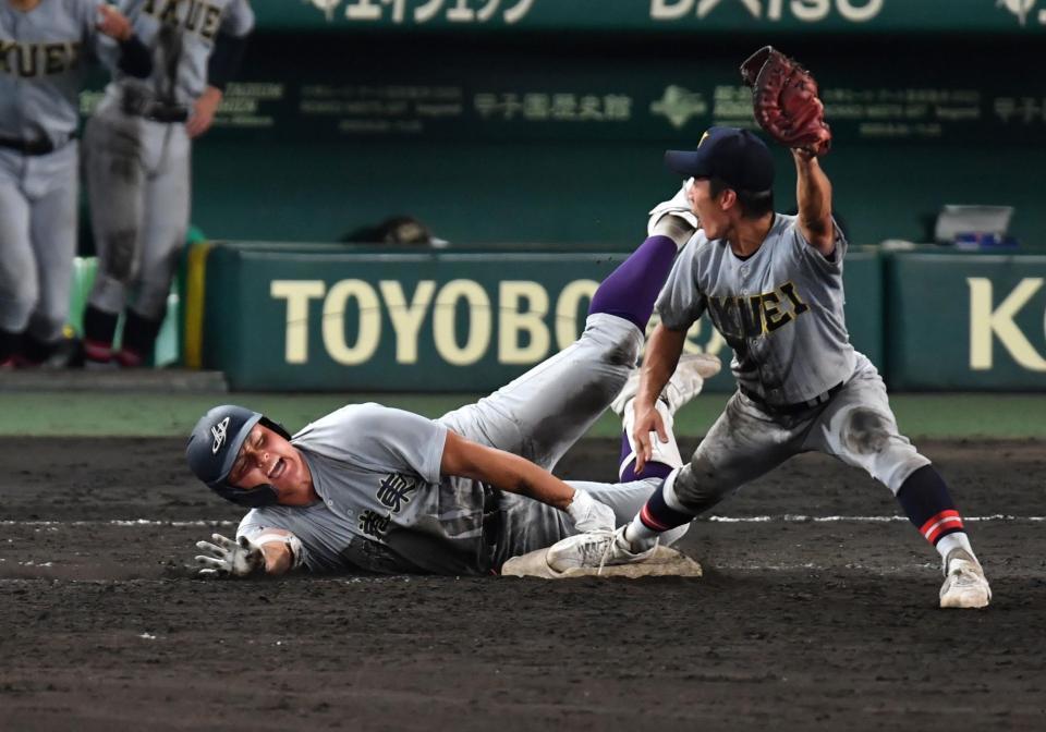 　９回、最後の打者になった花巻東・佐々木麟太郎（左）＝撮影・中田匡峻
