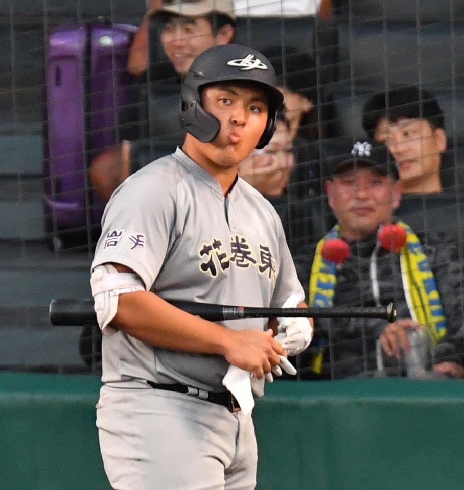 　８回、見逃し三振に倒れた花巻東・佐々木麟太郎（撮影・中田匡峻）