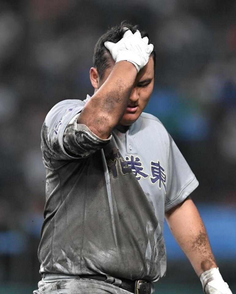 　試合に敗れ、落胆する花巻東・佐々木麟太郎（撮影・石井剣太郎）