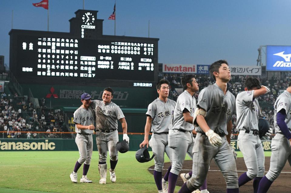 　試合に敗れ、落胆する佐々木麟太郎（左から２人目）ら花巻東ナイン（撮影・石井剣太郎）