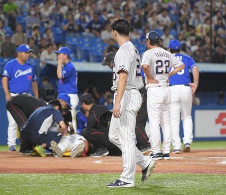 　７回、石川昂（左）に対する危険球で退場する木沢（右手前）＝１９日