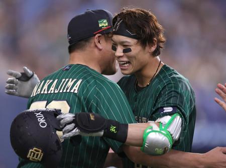 　１１回、サヨナラ勝ちを決めた中川圭は中嶋監督と抱き合って大喜び（撮影・坂部計介）