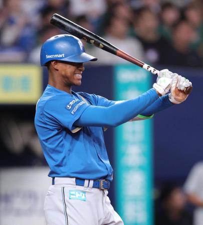 　７回、空振り三振に倒れ、悔しがる万波（撮影・坂部計介）