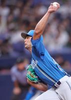 　粘りのピッチングを見せる上原（撮影・坂部計介）