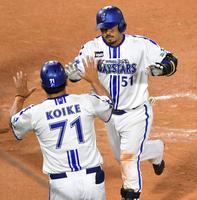 　４回、同点ソロを放ち生還する宮崎＝１８日