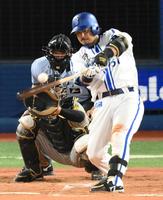 　４回、宮崎が左越えに同点のソロを放つ＝１８日