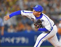 　８回に登板し力投する山崎（撮影・西岡正）