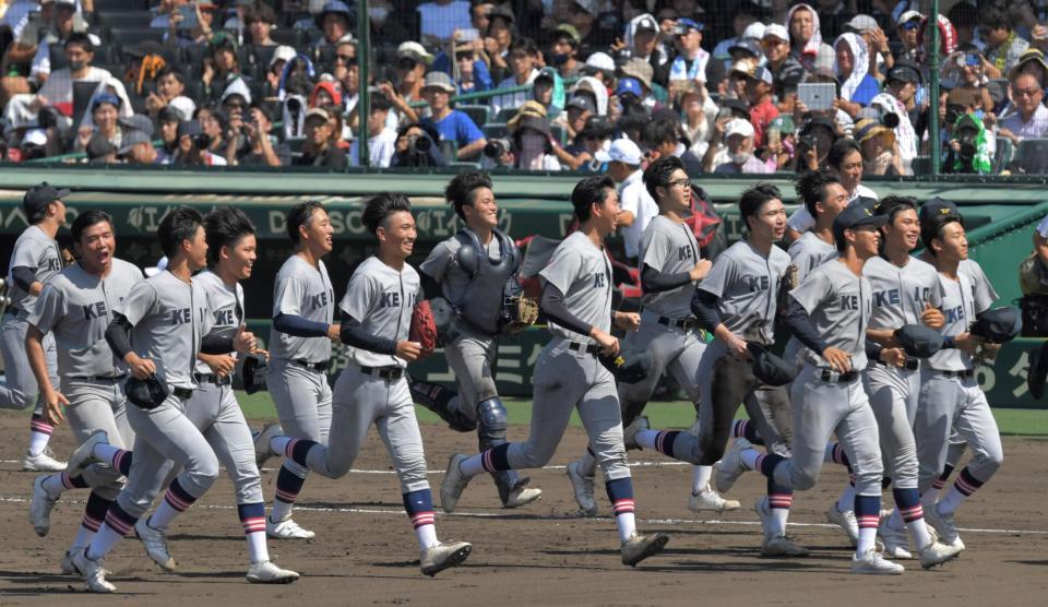 　沖縄尚学に勝利し、駆け出す慶応ナイン（撮影・北村雅宏）