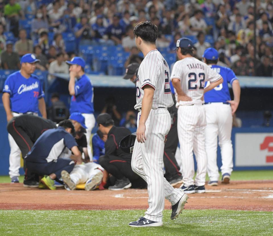 　７回、石川昂（左）に対する危険球で退場する木沢（右手前）＝１９日