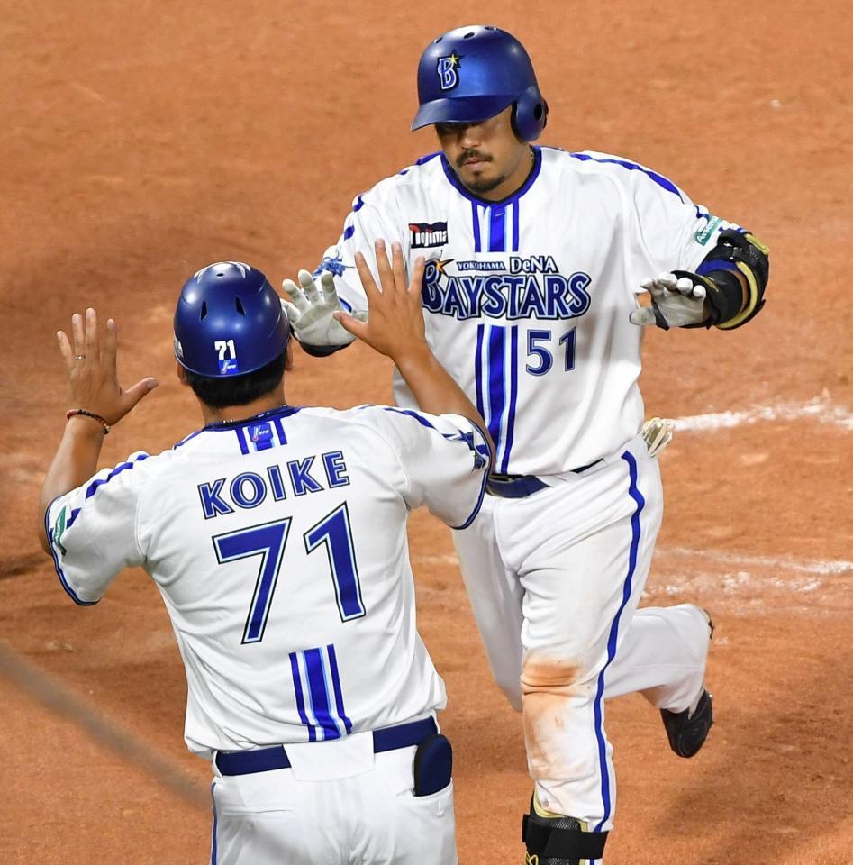 　４回、同点ソロを放ち生還する宮崎＝１８日