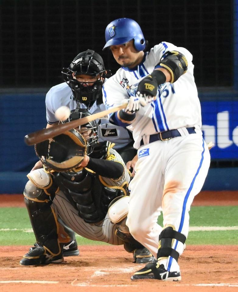 　４回、宮崎が左越えに同点のソロを放つ＝１８日