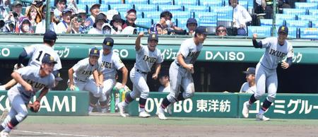 神村学園に勝利し、決勝戦にコマを進めた仙台育英ナイン。右端は高橋煌稀（撮影・中田匡峻）