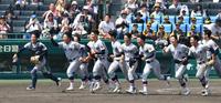 土浦日大に勝利し、スタンドに向け駆け出す慶応・清原勝児（左から２人目）ら慶応ナイン（撮影・中田匡峻）