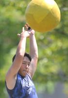 　ボールを使ってトレーニングする慶応・清原勝児＝２０日