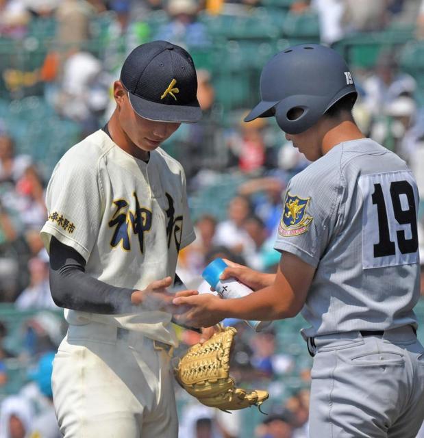 【写真】仙台育英三塁コーチ　痛烈ライナー好捕の神村学園投手に冷却スプレーの粋な心遣い