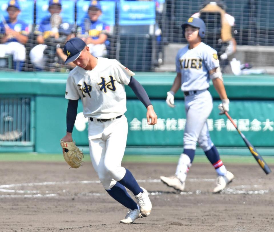 ４回、仙台育英・湯浅桜翼（後方）の投直を処理した神村学園・黒木陽琉（撮影・中田匡峻）