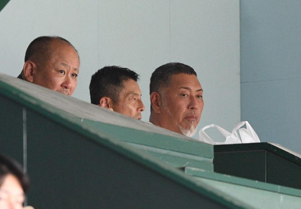 試合を観戦する清原和博氏（右）ら＝撮影・石井剣太郎