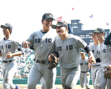 　決勝進出を決め、大村（中央右）と喜ぶ慶応・清原（同左）＝撮影・石井剣太郎