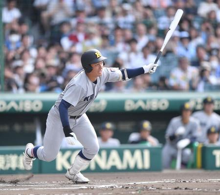 　準々決勝・沖縄尚学戦の六回、代打で登場した慶応・清原勝児＝１９日