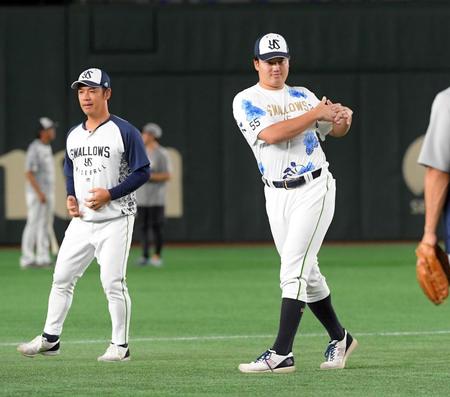 　１軍に合流した村上（右）＝撮影・佐藤厚