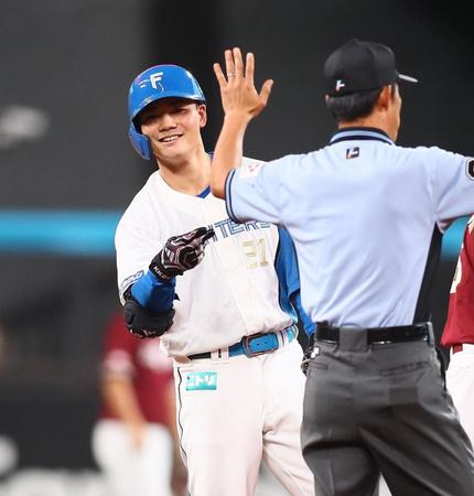 　１回、適時二塁打を放ち、塁上でポーズをとる清宮（撮影・中島達哉）