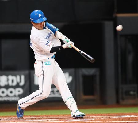 　１回、２ランを放つ郡司（撮影・中島達哉）