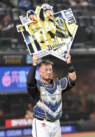 　通算１０００試合出場を達成し、ボードを掲げる森（撮影・西岡正）