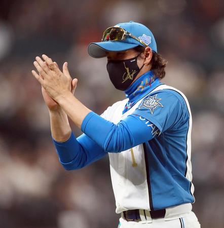 　勝利をあげ、笑顔で引き揚げる新庄監督（撮影・中島達哉）