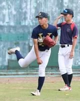 　キャッチボールする慶応・小宅雅己（左）＝撮影・石井剣太郎